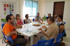 Professor Paulo Custódio em reunião com grupos de pesquisas (Foto: Divulgação/UFGD)