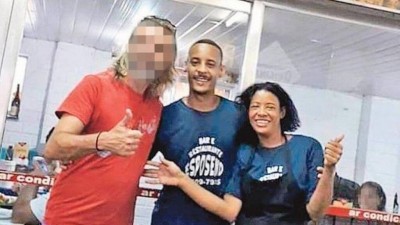 Jefferson e sua mãe, Catarina, no restaurante em que os dois trabalham, no Mercado de São Pedro Foto: Álbum de família