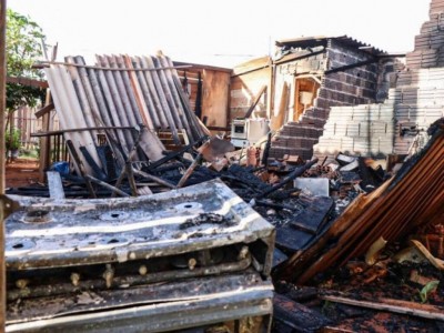 Casa, construída parcialmente de madeira, foi totalmente destruída pelo fogo (Foto: Henrique Kawaminami)
