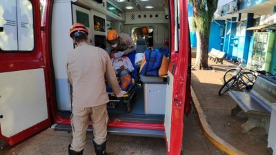 O jovem foi socorrido pelo Corpo de Bombeiros - Foto: Adilson Domingos