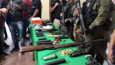 Várias armas foram apreendidas com o grupo - Foto:  Reprodução/Rádio Império