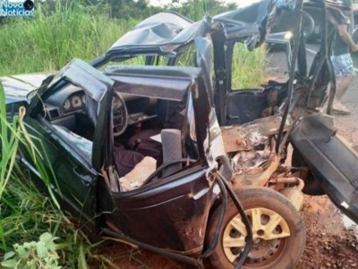 Fiat Uno ficou completamente destruído. (Foto: Nova Notícias)