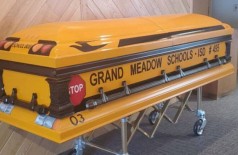 Caixão em forma de ônibus escolar no qual motorista foi enterrado nos EUA (Foto: Reprodução)