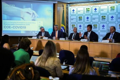 O ministro da Saúde, Luiz Henrique Mandetta, confirma em entrevista o primeiro caso de um brasileiro infectado pelo novo coronavírus (Foto: José Cruz/Agência Brasil)