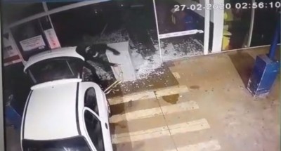 Ladrões colocam cofre no veículo - Foto: reprodução/vídeo