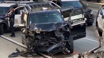 Carro funerário sofre acidente em Los Angeles (Foto: Reprodução/Twitter)