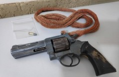 Arma e corda apreendias com um dos ladrões - Foto: Guarda Municipal