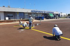 Trabalhadores finalizando a pintura no aeroporto de Dourados - Foto: A. Frota