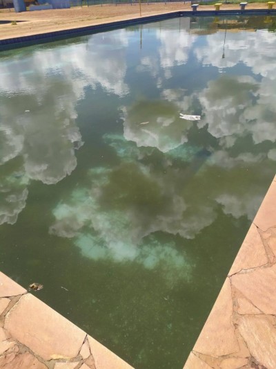 Piscina com água parada no complexo esportivo - Foto: divulgação/ouvinte/94FM