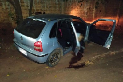 Jovens foram executados dentro do carro - Foto: Jornal da Nova