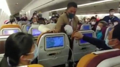 Passageira recebe mata-leão após tossir contra comissários de bordo em avião - Foto: Reprodução/YouTube