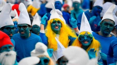 Franceses vestidos de Smurfs para quebra de recorde (Foto: AFP)