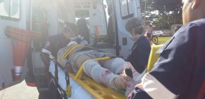 Vítima sendo encaminhada ao hospital - Foto: Adilson Domingos