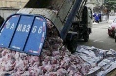 Caminhão de lixo despeja carne de porco para a população de Wuhan - Foto: Reprodução/Weibo