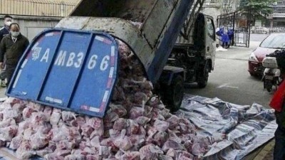 Caminhão de lixo despeja carne de porco para a população de Wuhan - Foto: Reprodução/Weibo