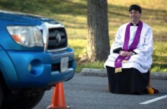 Padre oferece confissão drive-thru nos EUA - Foto: Reprodução