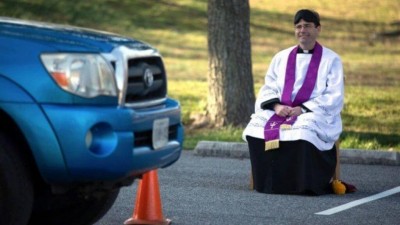 Padre oferece confissão drive-thru nos EUA - Foto: Reprodução