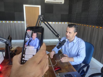 Assessor especial do gabinete da prefeita Délia Razuk, Alexandre Mantovani, na rádio 94FM - Foto: Karol Chicoski/94FM