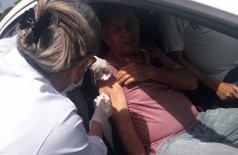 Os idosos podem aguarda dentro do veículo para receber a imunização -Foto: A. Frota