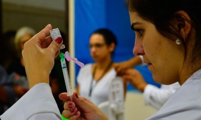 A primeira fase de imunização é direcionada aos idosos e profissionais de saúde© - Rovena Rosa/Agência Brasil
