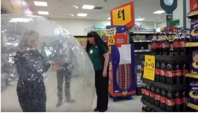 Mulher vai ao mercado em bolha de ar para se proteger do coronavírus (Foto: Reprodução)