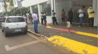 Filas formadas do lado de fora das agências bancárias geram aglomerações vedadas por decreto (Foto: 94FM)