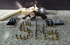 Arma, munições e drogas apreendidas na casa o acusado - Foto: Sidnei Bronka
