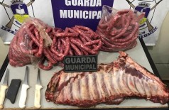 Carnes e facas furtadas do frigorífico - Foto: divulgação/Guarda Municipal