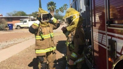 Bombeiros de Tucson com vestimenta especial antiabelhas - Foto: Divulgação/Tucson Fire Dept.