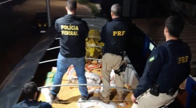 A droga estava escondida em meio a uma carga de milho - Foto: PRF