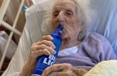 Idosa de 103 anos comemora cura da Covid-19 bebendo cerveja (Foto: reprodução)