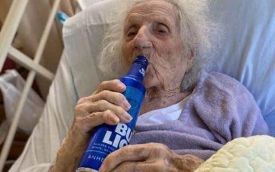 Idosa de 103 anos comemora cura da Covid-19 bebendo cerveja (Foto: reprodução)