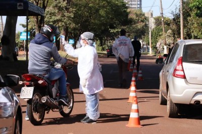 Equipes da Secretaria Municipal de Saúde aferiram a temperatura das pessoas que passaram pelo local - Foto: Prefeitura de Dourados