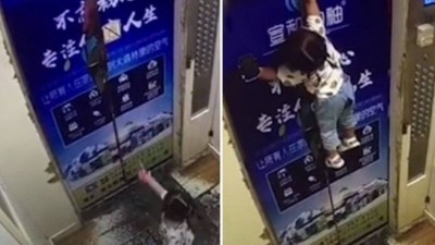 Menina com guia de segurança fica pendurada em elevador na China - Foto: Reprodução/YouTube