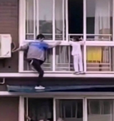 Homem salva criança pendurada na janela do sexto andar, veja o vídeo (Foto: reprodução)