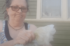 Mulher comemora a morte do marido jogando suas cinzas no lixo e viraliza na internet, veja o vídeo (Foto: reprodução)