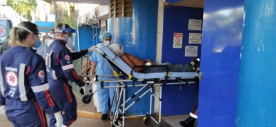 Homem foi socorrido para o Hospital da Vida - Foto: Sidnei Bronka