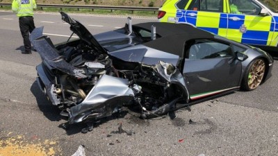 Lamborghini destruída após batida no Reino Unido - Foto: Twitter @jaffa571 / Reprodução