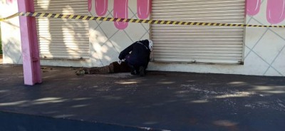 O homem foi encontrado na calçada em frente a uma loja - Foto: Sidnei Bronka