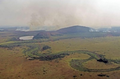 Cenário de terra arrasada: cursos d'água secos e a biomassa acumulada pegando fogo no Pantanal de Corumbá - Foto: Saul Schramm/Governo de MS