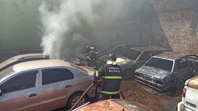 Cerca de 10 veículos foram destruídos pelo fogo - Foto: Divulgação