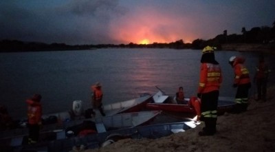 Em alguns trechos, o transporte dos bombeiros tem que ser feitas em embarcações pequenas, por conta do nível da água do rio (Foto:  Sílvio de Andrade)