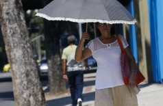 Mulher usa sombrinha para se proteger do forte calor no Rio de Janeiro  (Arquivo/Agência Brasil/Fernando Frazão)