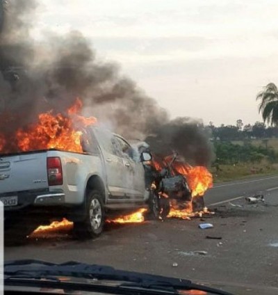 Carros pegam fogo após colisão na BR-060