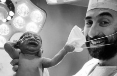 O obstetra Samer Cheaib compartilhou foto de recém-nascido tirando máscara (Foto: Reprodução/Instagram)