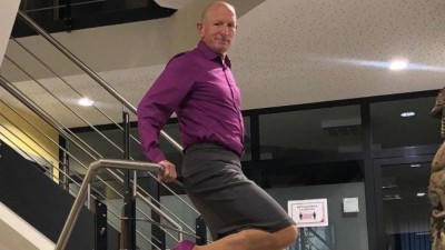 Mark Bryan se descreve como um 'cara hetero que incorpora saltos altos e saias em meu guarda-roupa diário' (Foto: Reprodução/Instagram)