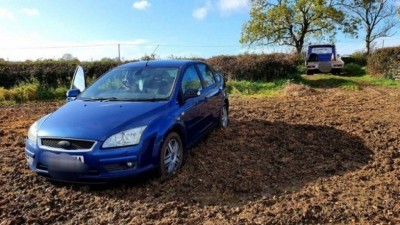 Carro atolado em lamaçal na Inglaterra Foto: Reprodução/Facebook(Campbells Recovery)