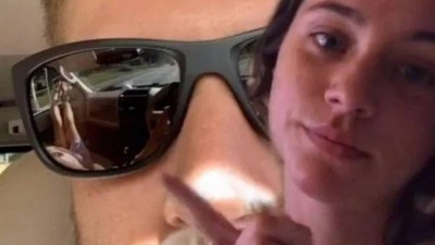 Óculos escuram entregaram traição para Sydney Kinsch (Foto: Reprodução/TikTok)