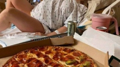 Marido segura pizza enquanto grávida sente contrações (Foto: Reprodução/Reddit)