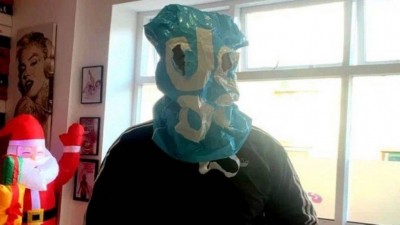 Cliente improvisa 'máscara' para entrar em lanchonete na Inglaterra (Foto: Reprodução)